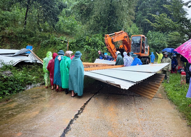 Đi bộ 32 km giúp dân, quay về thấy nhà mình bị đất đá vùi lấp - Ảnh 3.