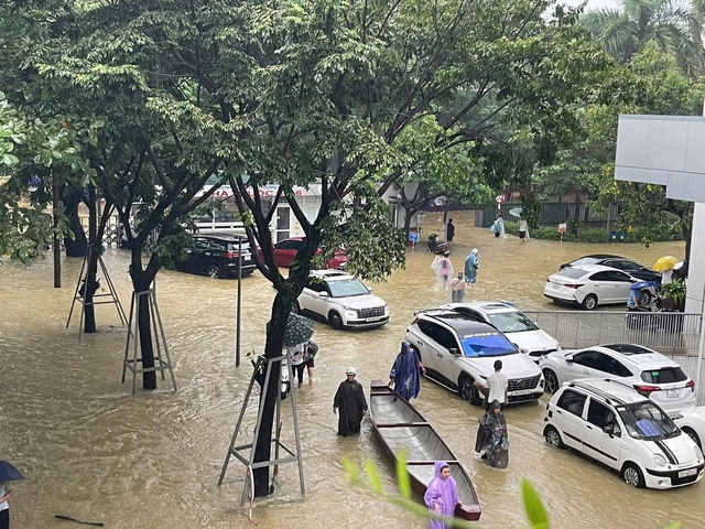 Ngập lụt tại TP . Huế: Người dân gồng mình chống chọi với mưa lũ kéo dài - Ảnh 4. Ngập lụt tại TP . Huế: Người dân gồng mình chống chọi với mưa lũ kéo dài - Ảnh 4.