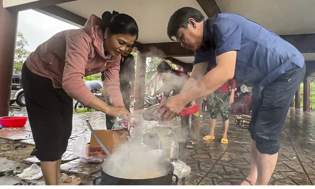 Bếp dã chiến giữa vùng sạt lở: Những bữa cơm ấm lòng người dân Đèo Lâm- Ảnh 4. Bếp dã chiến giữa vùng sạt lở: Những bữa cơm ấm lòng người dân Đèo Lâm- Ảnh 4.