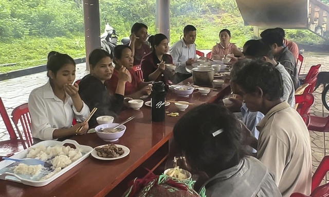Bếp dã chiến giữa vùng sạt lở: Những bữa cơm ấm lòng người dân Đèo Lâm- Ảnh 3. Bếp dã chiến giữa vùng sạt lở: Những bữa cơm ấm lòng người dân Đèo Lâm- Ảnh 3.