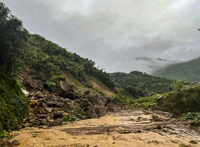 Quảng Ngãi: Hơn 120 tuyến đường bị sạt lở ở vị trí nào?- Ảnh 1. Quảng Ngãi: Hơn 120 tuyến đường bị sạt lở ở vị trí nào?- Ảnh 1.