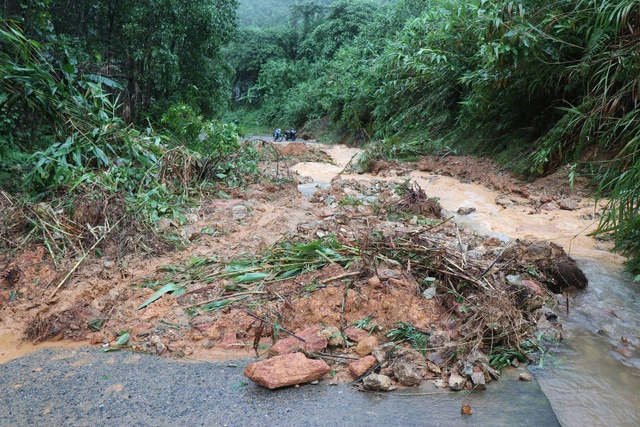 Quảng Ngãi: Hơn 120 tuyến đường bị sạt lở ở vị trí nào?- Ảnh 2. Quảng Ngãi: Hơn 120 tuyến đường bị sạt lở ở vị trí nào?- Ảnh 2.