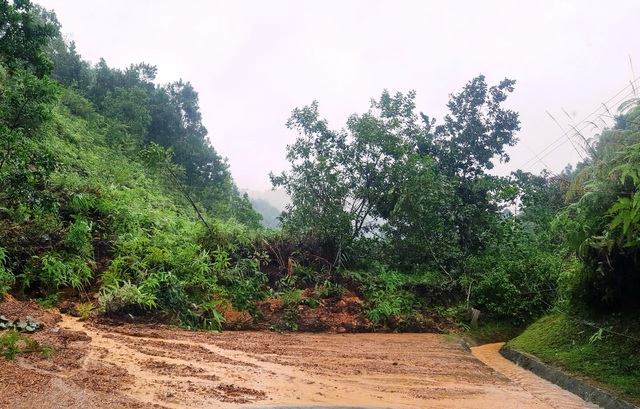 Một ngôi làng vùng cao Đà Nẵng mất liên lạc suốt 3 ngày- Ảnh 1.