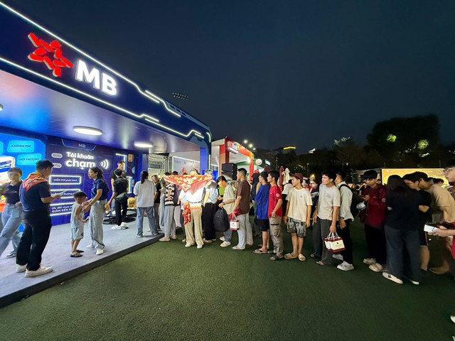Hàng ngàn sinh viên xếp hàng để ‘chạm’ loạt công nghệ thanh toán của MB- Ảnh 1. Hàng ngàn sinh viên xếp hàng để ‘chạm’ loạt công nghệ thanh toán của MB- Ảnh 1.