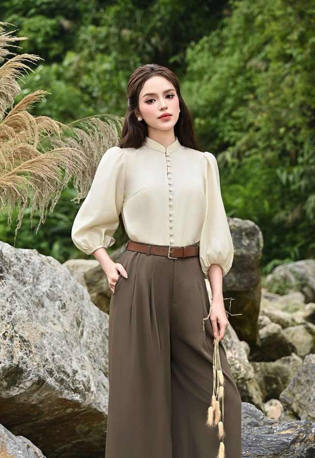 'Chìa khóa' mở ra nét duyên dáng, thanh lịch với áo cổ tàu 'Chìa khóa' mở ra nét duyên dáng, thanh lịch với áo cổ tàu- Ảnh 1.