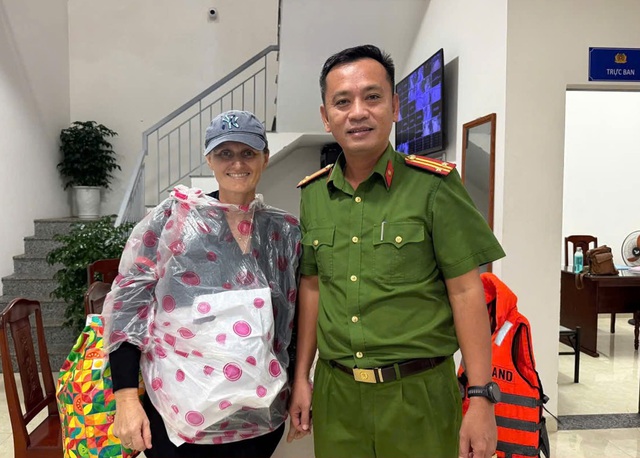 Giải cứu du khách khỏi vùng 'rốn' lụt, công an nhận lại bức thư tay ấm lòng- Ảnh 2. Giải cứu du khách khỏi vùng 'rốn' lụt, công an nhận lại bức thư tay ấm lòng- Ảnh 2.