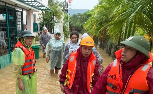 Giải cứu du khách khỏi vùng 'rốn' lụt, công an nhận lại bức thư tay ấm lòng- Ảnh 1. Giải cứu du khách khỏi vùng 'rốn' lụt, công an nhận lại bức thư tay ấm lòng- Ảnh 1.