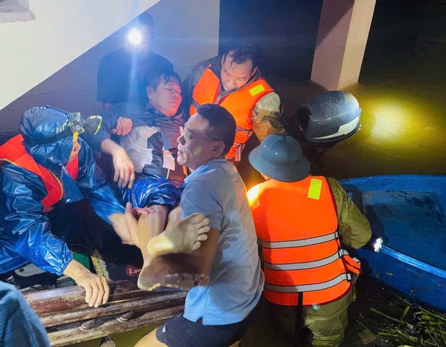 TP.Huế: Kịp thời cứu 2 người dân bị lũ cuốn trôi khi đi bắt chim - Ảnh 1.