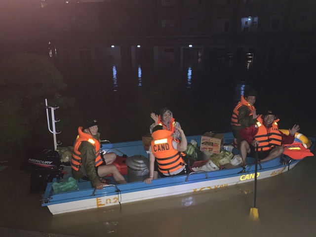 X&uacute;c động tiếng gọi "Chị ơi đừng ngủ nghe!&rdquo; của anh c&ocirc;ng an trong lũ lịch sử- Ảnh 4.