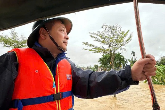 Cảm ơn các anh đã đến với mẹ con em giữa rốn lũ Đà Nẵng - Ảnh 3. Cảm ơn các anh đã đến với mẹ con em giữa rốn lũ Đà Nẵng - Ảnh 3.