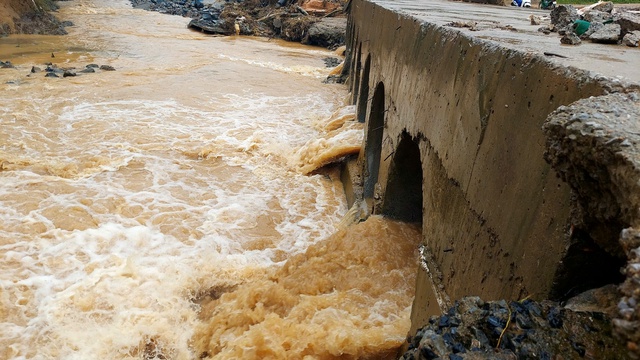 Cầu tạm dự án điện gió cản trở dòng chảy gây ngập tại Quảng Trị - Ảnh 4. Cầu tạm dự án điện gió cản trở dòng chảy gây ngập tại Quảng Trị - Ảnh 4.