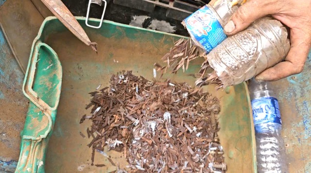 Choáng váng số lượng vật sắc nhọn, đinh hình thoi thu gom trên đường Đỗ Mười - Ảnh 4.