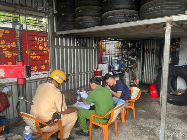 Choáng váng số lượng vật sắc nhọn, đinh hình thoi thu gom trên đường Đỗ Mười - Ảnh 6.