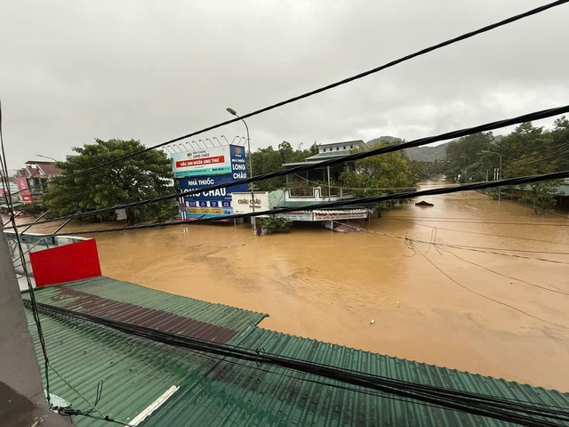 Quảng Ngãi: Núi sạt lở ập vào trạm y tế, mưa lũ gây chia cắt nhiều nơi - Ảnh 6.