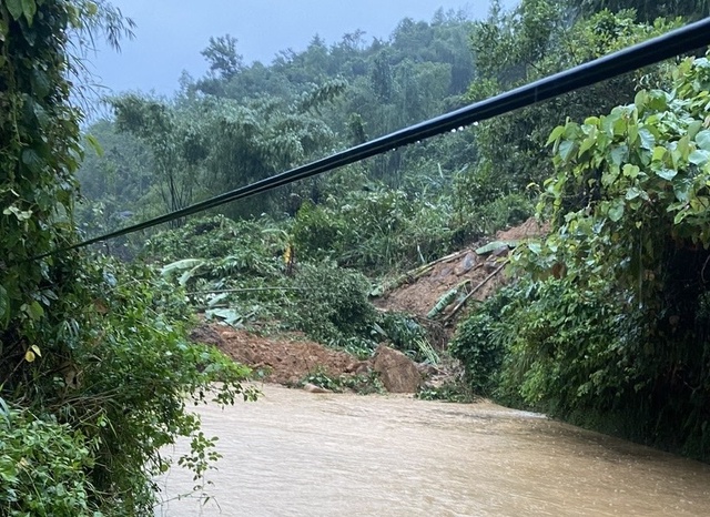 Quảng Ngãi: Núi sạt lở ập vào trạm y tế, mưa lũ gây chia cắt nhiều nơi - Ảnh 3.