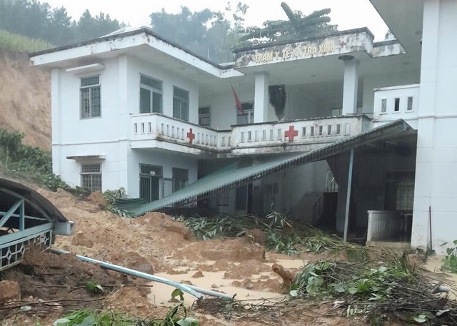 Quảng Ngãi: Núi sạt lở ập vào trạm y tế, mưa lũ gây chia cắt nhiều nơi - Ảnh 1.