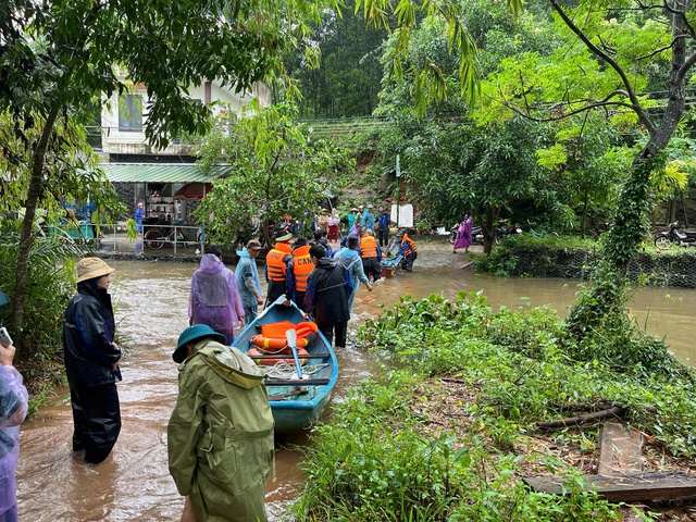 Quảng Ngãi: Tìm người đàn ông bị nước lũ cuốn trôi khi đi bắt cá- Ảnh 1. Quảng Ngãi: Tìm người đàn ông bị nước lũ cuốn trôi khi đi bắt cá- Ảnh 1.