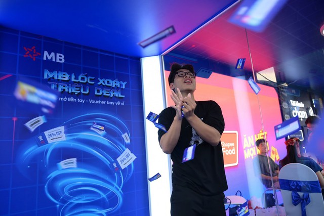 Hàng ngàn sinh viên xếp hàng để ‘chạm’ loạt công nghệ thanh toán của MB- Ảnh 4. Hàng ngàn sinh viên xếp hàng để ‘chạm’ loạt công nghệ thanh toán của MB- Ảnh 4.