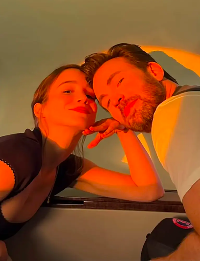 'Đội trưởng Mỹ' Chris Evans và vợ kém 16 tuổi đón con đầu lòng   - Ảnh 3.