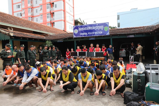 59 người Việt bị bắt trong đường dây lừa đảo xuyên quốc gia tại Campuchia - Ảnh 1.