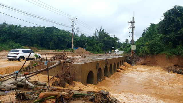 Cầu tạm dự án điện gió cản trở dòng chảy gây ngập tại Quảng Trị - Ảnh 1. Cầu tạm dự án điện gió cản trở dòng chảy gây ngập tại Quảng Trị - Ảnh 1.