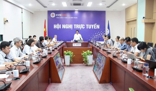 EVNCPC họp khẩn khắc phục hậu quả mưa lũ, đảm bảo an toàn điện cho người dân- Ảnh 1.