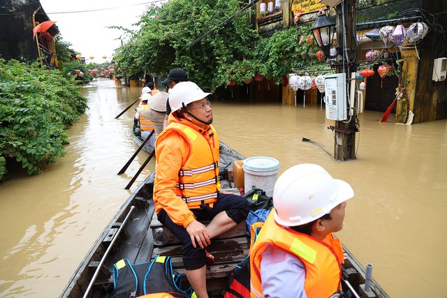 EVNCPC họp khẩn khắc phục hậu quả mưa lũ, đảm bảo an toàn điện cho người dân- Ảnh 2.