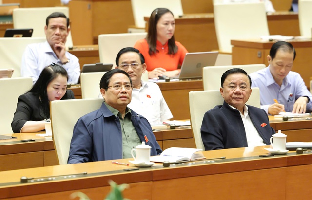 Đại biểu Quốc hội bức xúc vì yêu cầu nộp sổ đỏ photo tại Hà Nội - Ảnh 2. Đại biểu Quốc hội bức xúc vì yêu cầu nộp sổ đỏ photo tại Hà Nội - Ảnh 2.