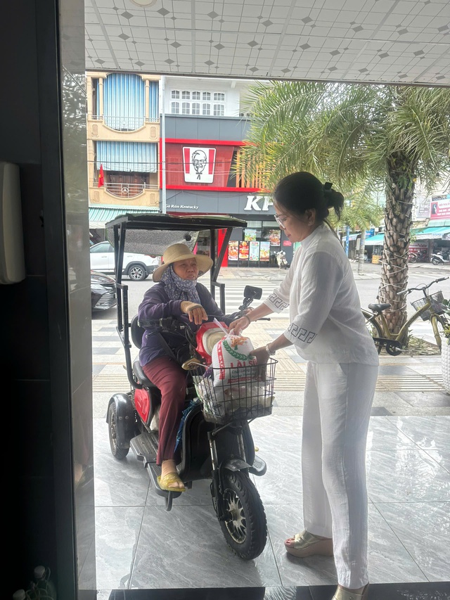 Lan tỏa trên mạng xã hội: Ngọn lửa nhân ái từ bếp ăn 0 đồng - Ảnh 1.