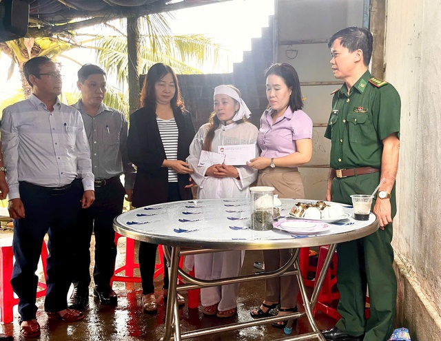 Ngư dân mất tích giữa trùng khơi, vợ nhặt ve chai nuôi con thơ chờ phép màu - Ảnh 2.