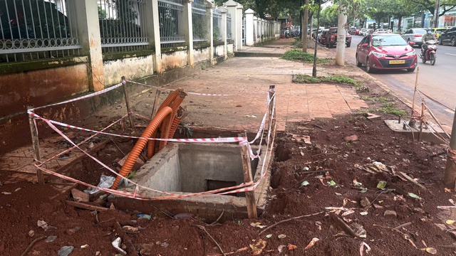 Tạm dừng thi công, đào xới vỉa hè khiến người dân bức xúc - Ảnh 2.