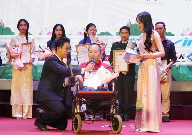 Những câu chuyện lay động lòng người tại lễ trao giải 'Vượt lên số phận'- Ảnh 1. Những câu chuyện lay động lòng người tại lễ trao giải 'Vượt lên số phận'- Ảnh 1.