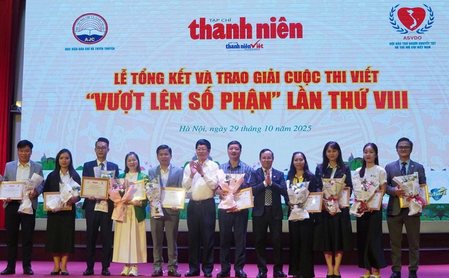 Những câu chuyện lay động lòng người tại lễ trao giải 'Vượt lên số phận'- Ảnh 2. Những câu chuyện lay động lòng người tại lễ trao giải 'Vượt lên số phận'- Ảnh 2.