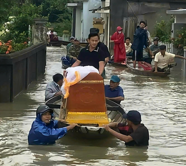 Nước lũ bao vây đám tang cụ N . B ở Quảng Trị: Hành trình đưa quan tài vượt lũ - Ảnh 1. Nước lũ bao vây đám tang cụ N . B ở Quảng Trị: Hành trình đưa quan tài vượt lũ - Ảnh 1.