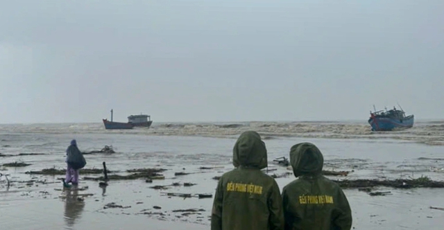 Quảng Ngãi: 4 tàu cá đứt neo trôi dạt ra biển- Ảnh 1. Quảng Ngãi: 4 tàu cá đứt neo trôi dạt ra biển- Ảnh 1.
