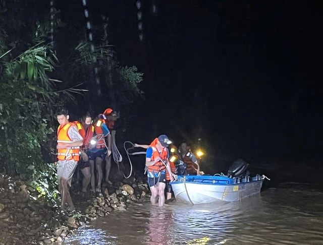 Quảng Trị: Cứu 6 người bị cô lập trong rừng do nước lũ dâng cao - Ảnh 2. Quảng Trị: Cứu 6 người bị cô lập trong rừng do nước lũ dâng cao - Ảnh 2.