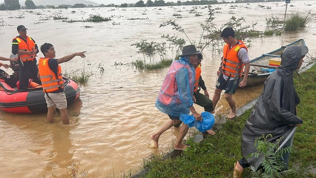 Sản phụ được lực lượng an ninh cơ sở Quảng Ngãi vượt lũ đưa đến bệnh viện- Ảnh 2. Sản phụ được lực lượng an ninh cơ sở Quảng Ngãi vượt lũ đưa đến bệnh viện- Ảnh 2.