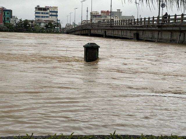 Quảng Ngãi: Lũ tràn bờ kè, tạm dừng lưu thông qua cầu Châu Ổ- Ảnh 4. Quảng Ngãi: Lũ tràn bờ kè, tạm dừng lưu thông qua cầu Châu Ổ- Ảnh 4.