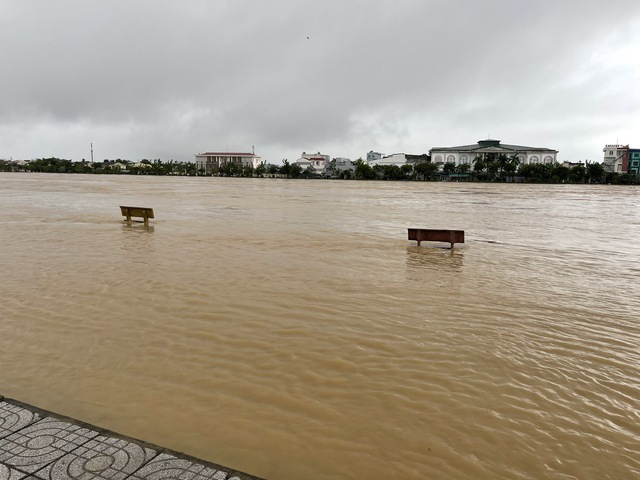 Quảng Ngãi: Lũ tràn bờ kè, tạm dừng lưu thông qua cầu Châu Ổ- Ảnh 3. Quảng Ngãi: Lũ tràn bờ kè, tạm dừng lưu thông qua cầu Châu Ổ- Ảnh 3.