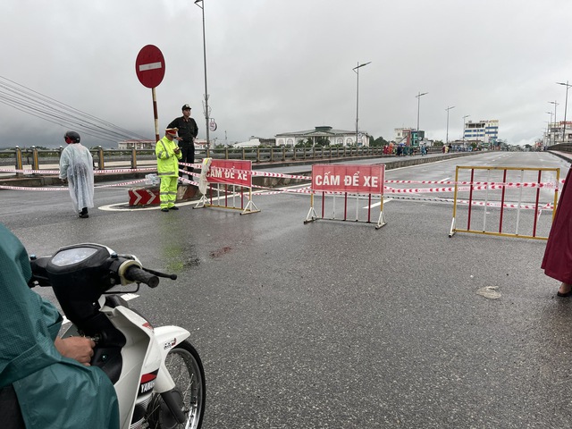 Quảng Ngãi: Lũ tràn bờ kè, tạm dừng lưu thông qua cầu Châu Ổ- Ảnh 1. Quảng Ngãi: Lũ tràn bờ kè, tạm dừng lưu thông qua cầu Châu Ổ- Ảnh 1.