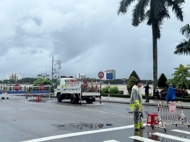 Quảng Ngãi: Tạm dừng lưu thông qua cầu Trà Khúc 1 do nước lũ dâng cao- Ảnh 1. Quảng Ngãi: Tạm dừng lưu thông qua cầu Trà Khúc 1 do nước lũ dâng cao- Ảnh 1.