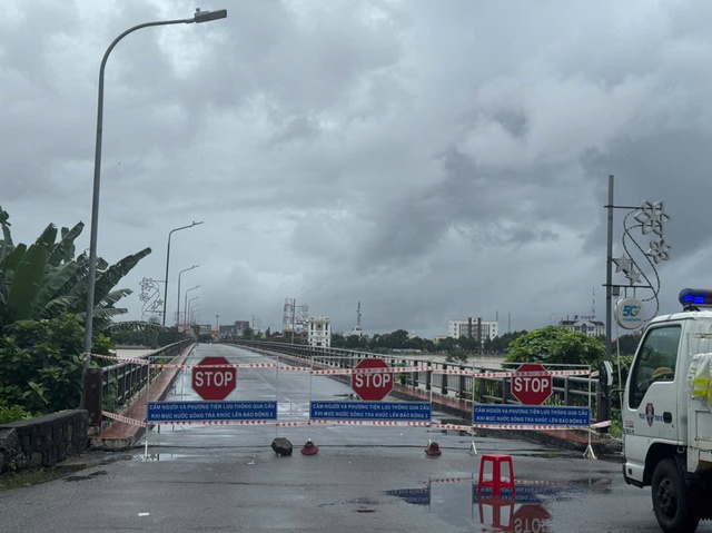 Quảng Ngãi: Tạm dừng lưu thông qua cầu Trà Khúc 1 do nước lũ dâng cao- Ảnh 2. Quảng Ngãi: Tạm dừng lưu thông qua cầu Trà Khúc 1 do nước lũ dâng cao- Ảnh 2.