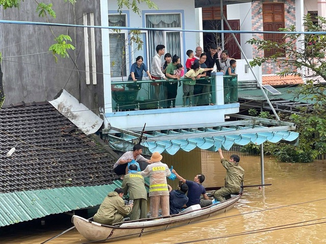 Sản phụ được lực lượng an ninh cơ sở Quảng Ngãi vượt lũ đưa đến bệnh viện- Ảnh 3. Sản phụ được lực lượng an ninh cơ sở Quảng Ngãi vượt lũ đưa đến bệnh viện- Ảnh 3.