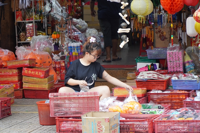 Phố Halloween ở TP.HCM ảm đạm chờ mãi mà không thấy khách đâu - Ảnh 5.