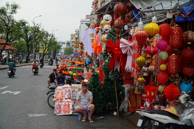 Phố Halloween ở TP.HCM ảm đạm chờ mãi mà không thấy khách đâu - Ảnh 6.