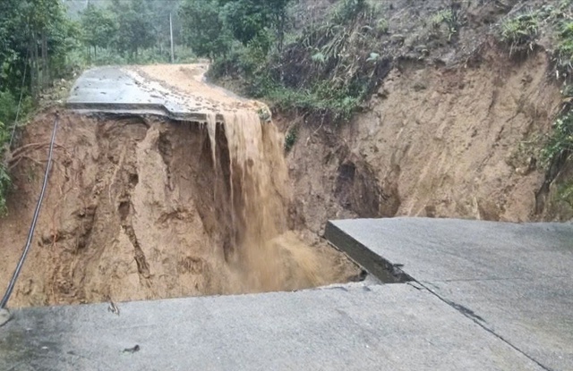 Quảng Ngãi: Tạm dừng lưu thông qua cầu Trà Khúc 1 do nước lũ dâng cao- Ảnh 6. Quảng Ngãi: Tạm dừng lưu thông qua cầu Trà Khúc 1 do nước lũ dâng cao- Ảnh 6.