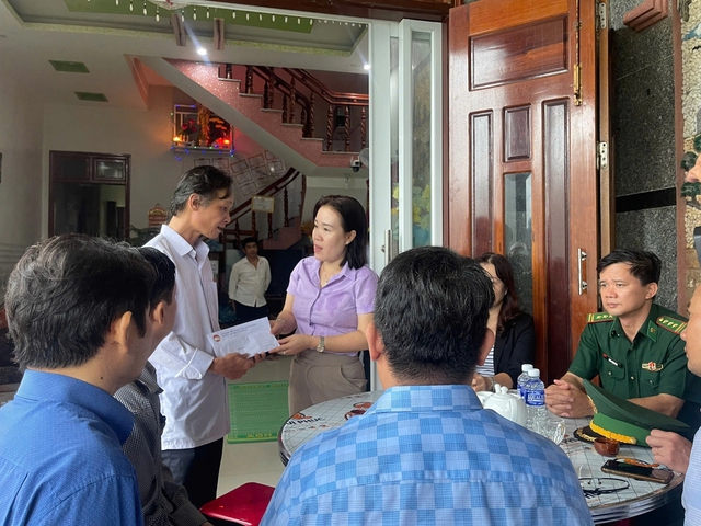 Ngư dân mất tích giữa trùng khơi, vợ nhặt ve chai nuôi con thơ chờ phép màu - Ảnh 1.