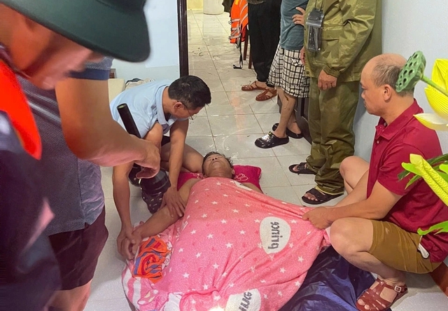 TP.Huế nhiều người bị nước cuốn trôi mất tích- Ảnh 1. TP.Huế nhiều người bị nước cuốn trôi mất tích- Ảnh 1.