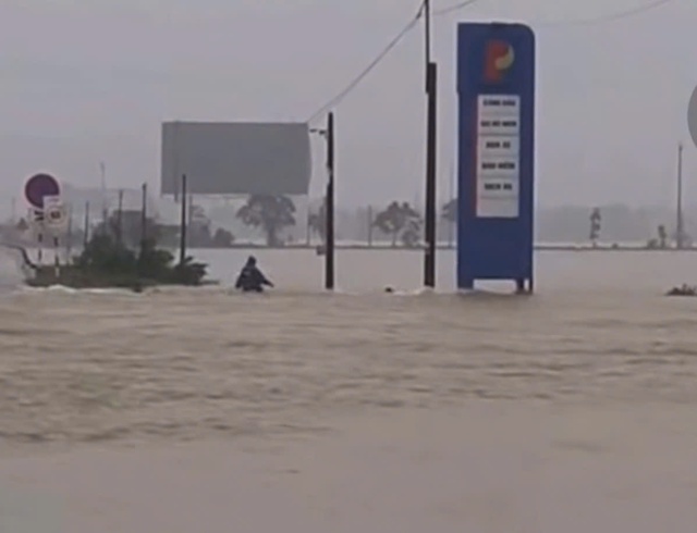 TP.Huế: T&igrave;m kiếm nam sinh mất t&iacute;ch khi đi qua đoạn lũ- Ảnh 1.