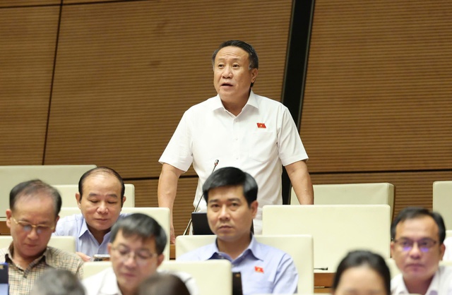 Đại biểu Quốc hội bức xúc vì yêu cầu nộp sổ đỏ photo tại Hà Nội - Ảnh 1. Đại biểu Quốc hội bức xúc vì yêu cầu nộp sổ đỏ photo tại Hà Nội - Ảnh 1.